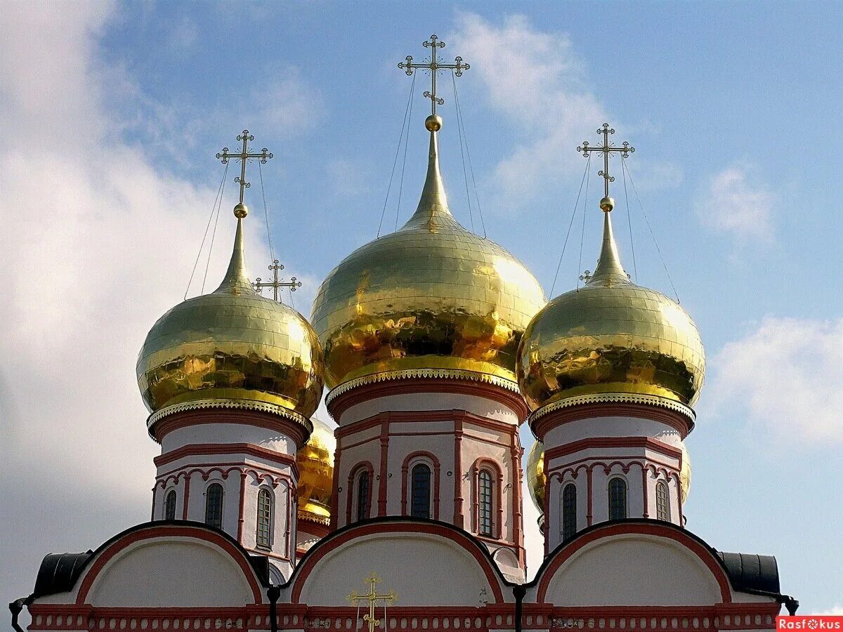 Золотые купола Иверского собора. Луковичная форма купола храма. Церковь с золотым лукообразным куполом в Москве. Почему купола золотые