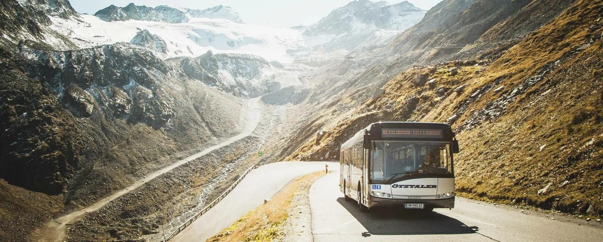 Автобусные туры на кавказ. Автобусный тур на Кавказ. Автобус тур Кавказ. Трансфер в горы. Автобус экскурсионный горы.