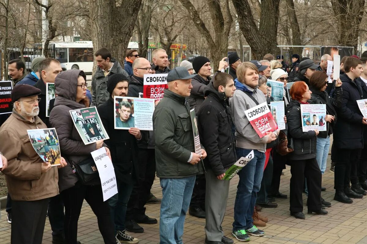 Митинг ростов сегодня. Митинги в Ростове на Дону. Митинг в Ростове. Митинги Навального в Ростове-на-Дону. Протесты в Ростове на Дону.