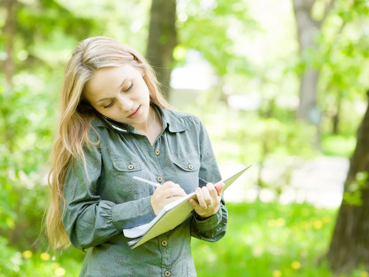 Подростки работают. Подростки на работе. Подростковые работы. Взрослый в образе ребенка. Подростки работают.