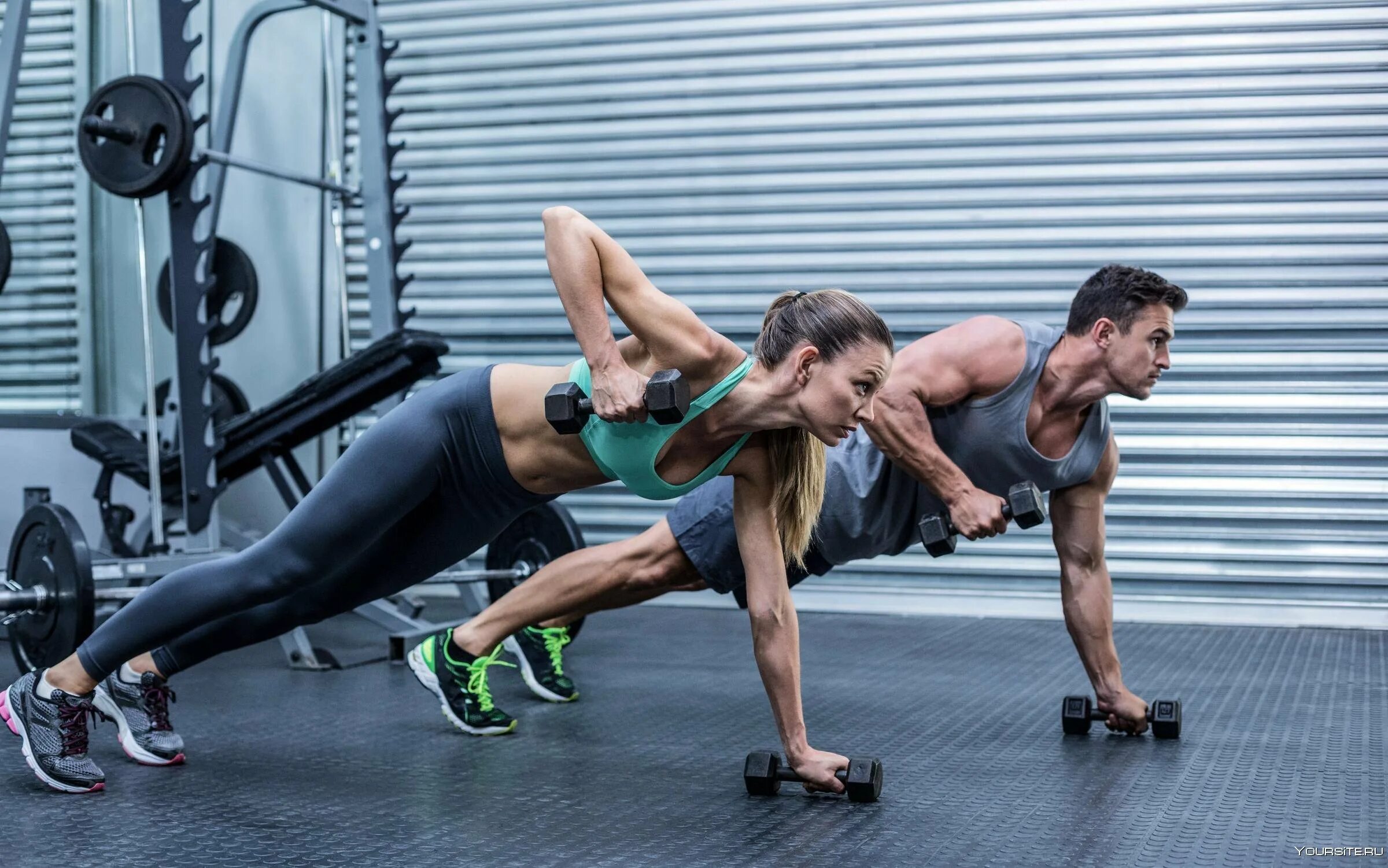 Устал в спортзале. Утомление в спорте. Сильная нагрузка. Человек со штангой. Силовые нагрузки.