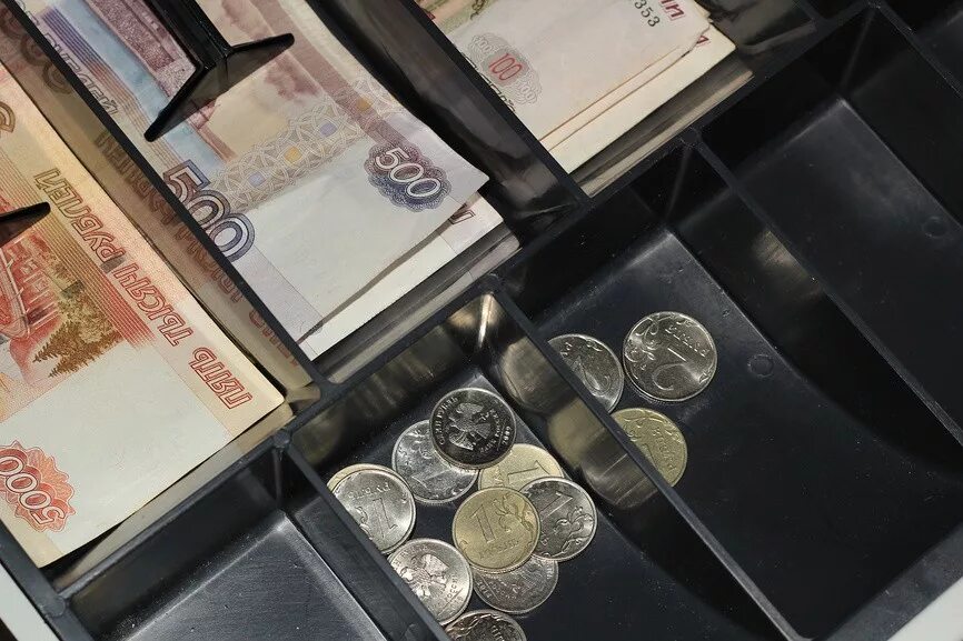 денежная касса. деньги для игрушечной кассы. деньги. наличные на кассе. кража денег из кассы магазина.