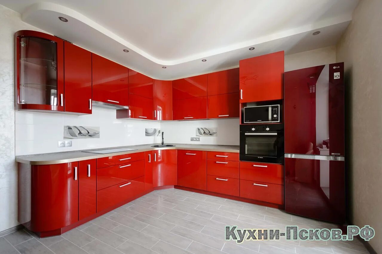 Кухня матовая или глянцевая отзывы. Красная глянцевая кухня. Кухня красный глянец. Красная кухня глянцевая угловая. Глянцевые фасады для кухни.