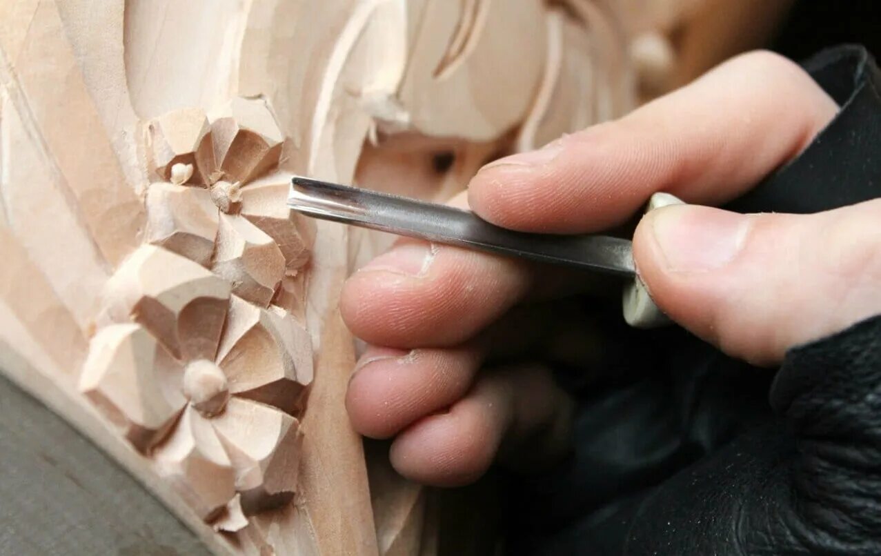 Техники художественной обработки древесины. Резчик по дереву. Резьба по дереву мастер класс. Мастер резьбы по дереву. Мастер по резьбе по дереву.