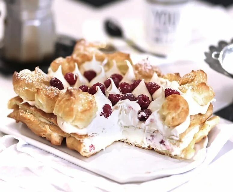 Профитроли со сметанным кремом. Торт дамские пальчики поленница. Французский десерт с заварным тестом. Кондитерская профитроль. Торт заварной с профитролями.