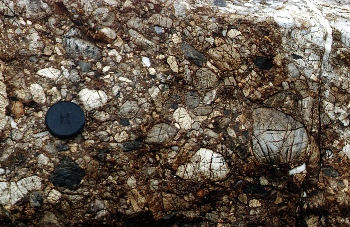 Брекчия и конгломерат. Камень конгломерат брекчия. Конгломераты геология. Мелкогалечный конгломерат. Конгломераты это в геологии.