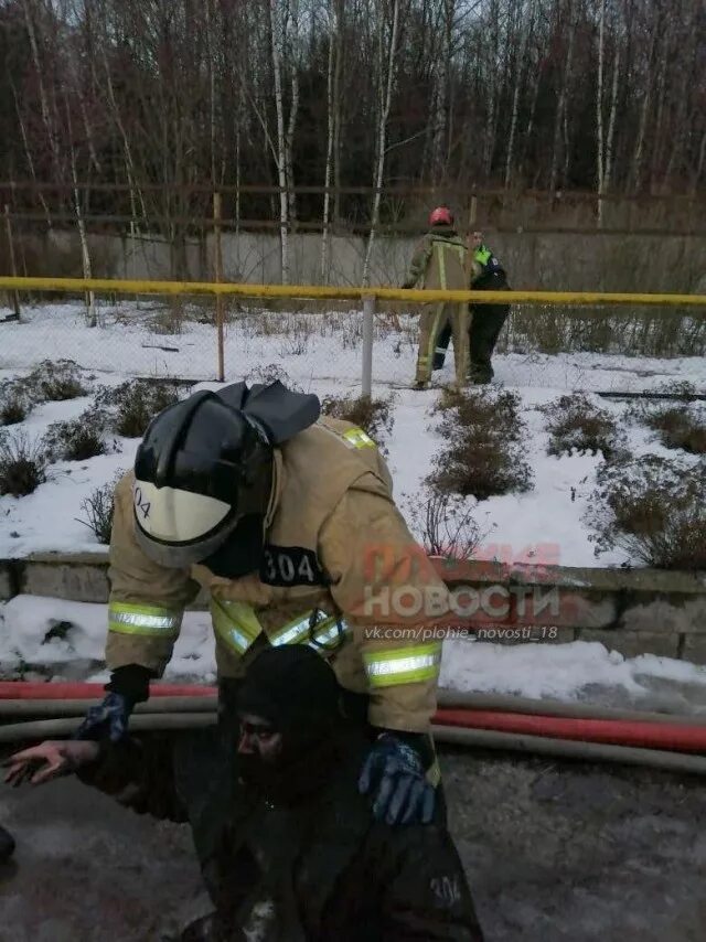 Пожарного убило стволом.