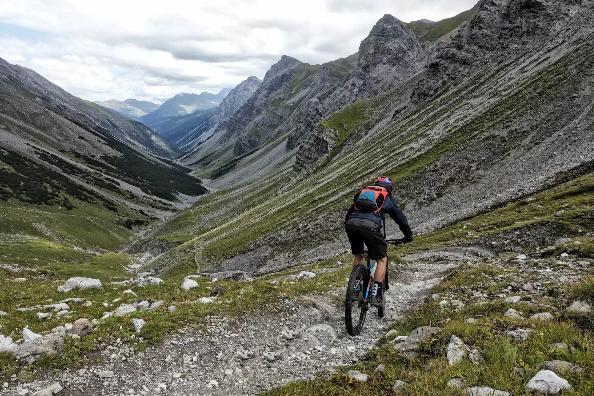 Велосипед скорость на горах. Велотуризм в Швейцарии. Горные трассы для велосипедов. Велосипед в горах. Велотуризм горы.