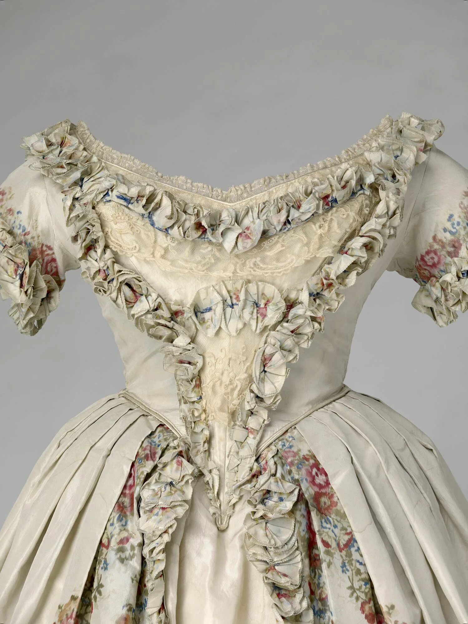 Свадебное платье королевы виктории 1840. Платье королевы виктории 1840. Белое платье королевы виктории. Свадебное платье королевы виктории 1840. Платье 1851.