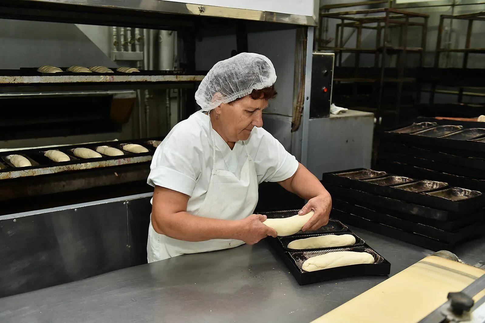 Пекарь продавец. Пекарь вахта. Работа в брянске пекарь. Работник булочной. Пекарь кондитер.