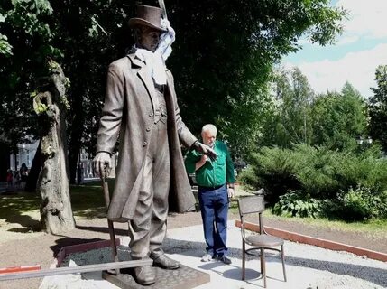 Памятник самому высокому человеку в мире