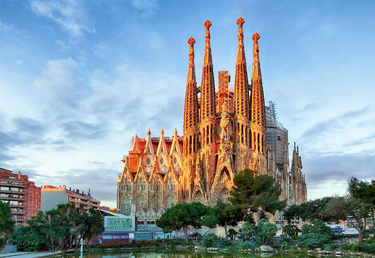 Достопримечательности каждой страны. Искупительный храм Святого семейства, Барселона, Испания. Храм Святого семейства Антонио Гауди.