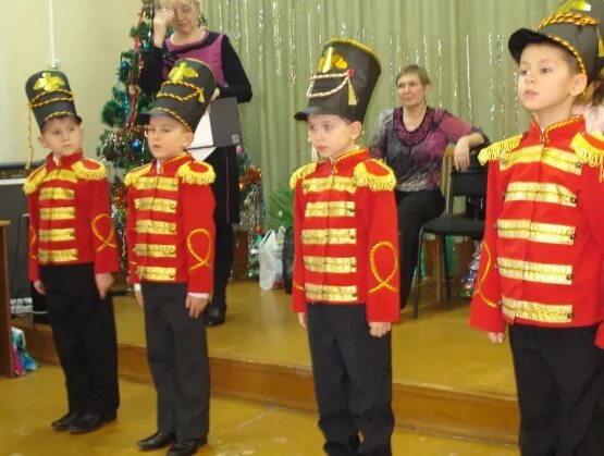 Детский костюм гусара. Костюм гусар. Костюм солдатика для мальчика на новый год. Костюм солдатика. Гусары в детском саду.