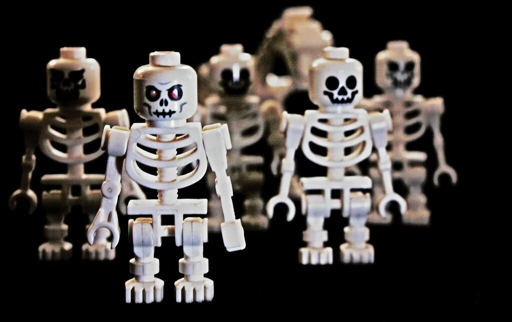 Набор со скелетами. Skeleton leg. Украшения с скелетами самые жуткиеброслеты. Lego skeleton army. Лего человечки скелеты.