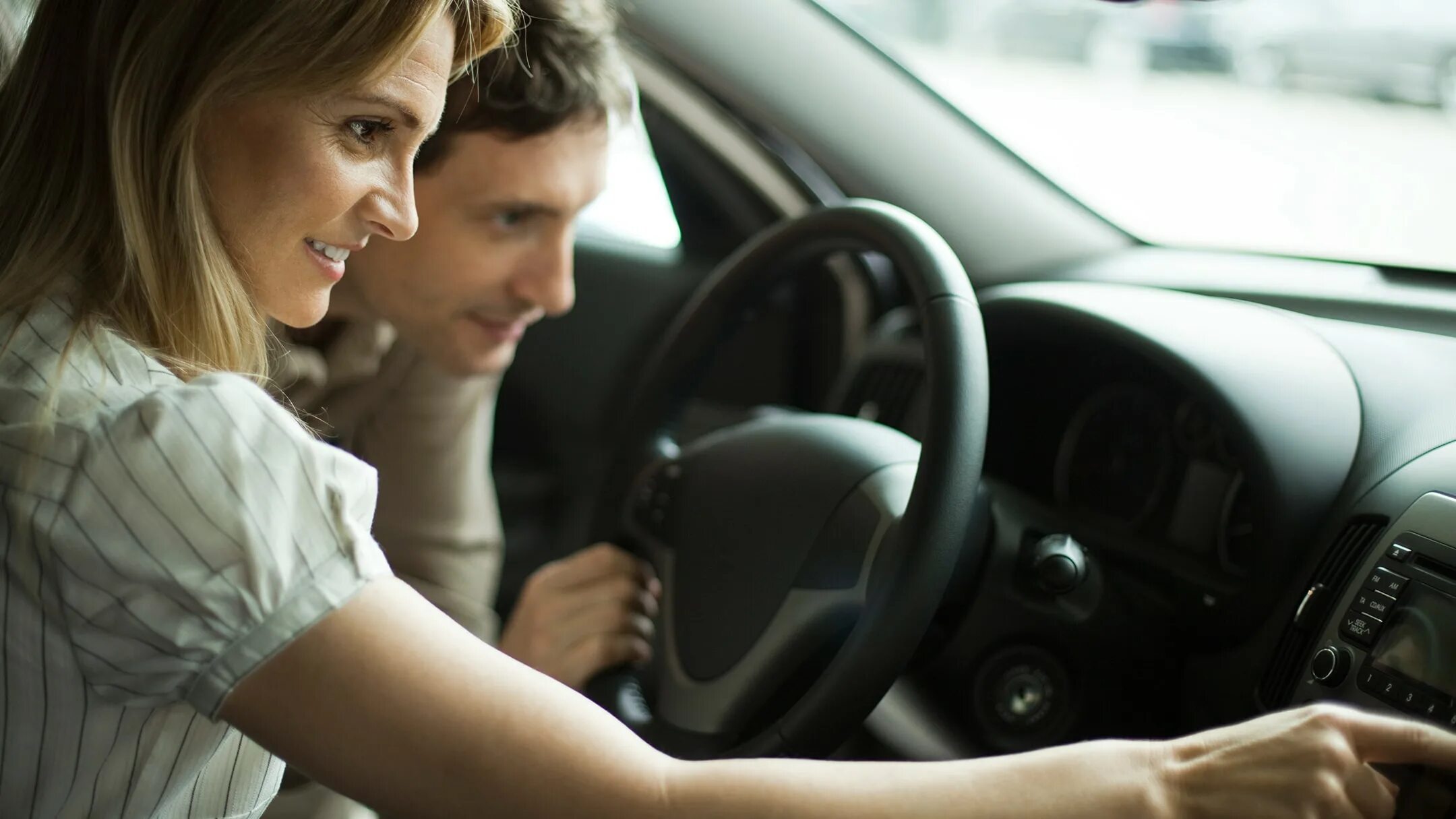 Взять машину на тест драйв. New car Test Drive. Сильно забирая машина фото. Couple with car and Phone.