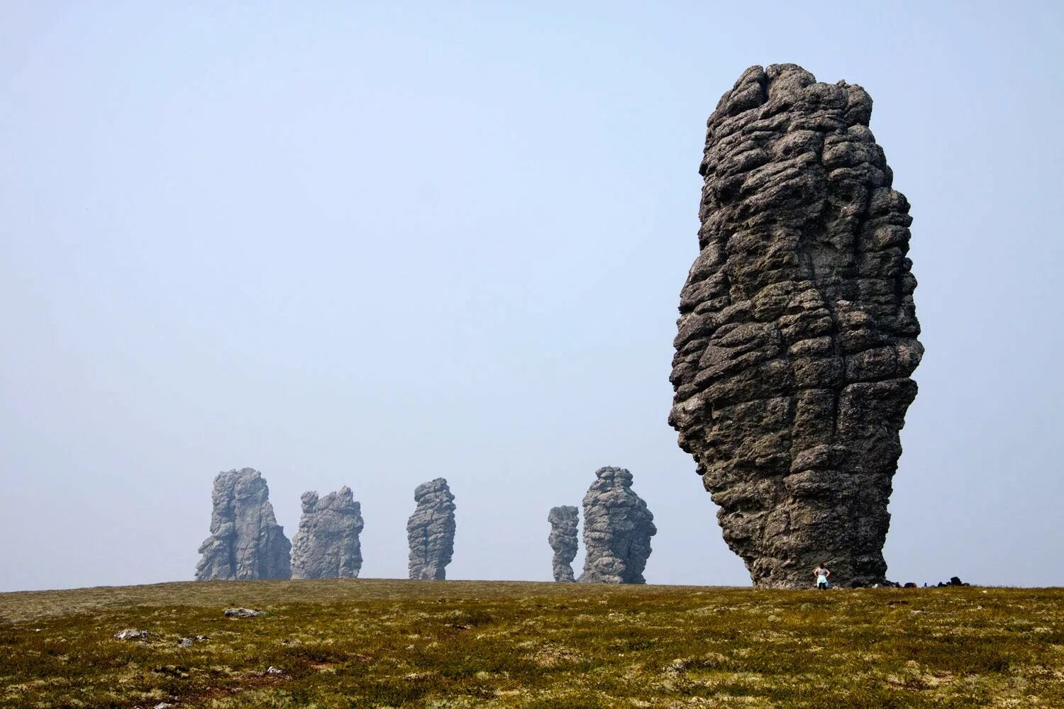 Фото памятника природы. Столбы выветривания маньпупунёр. Каменные столбы плато Маньпупунер. Мань-Пупу-нёр столбы выветривания. Столбы выветривания в Коми.