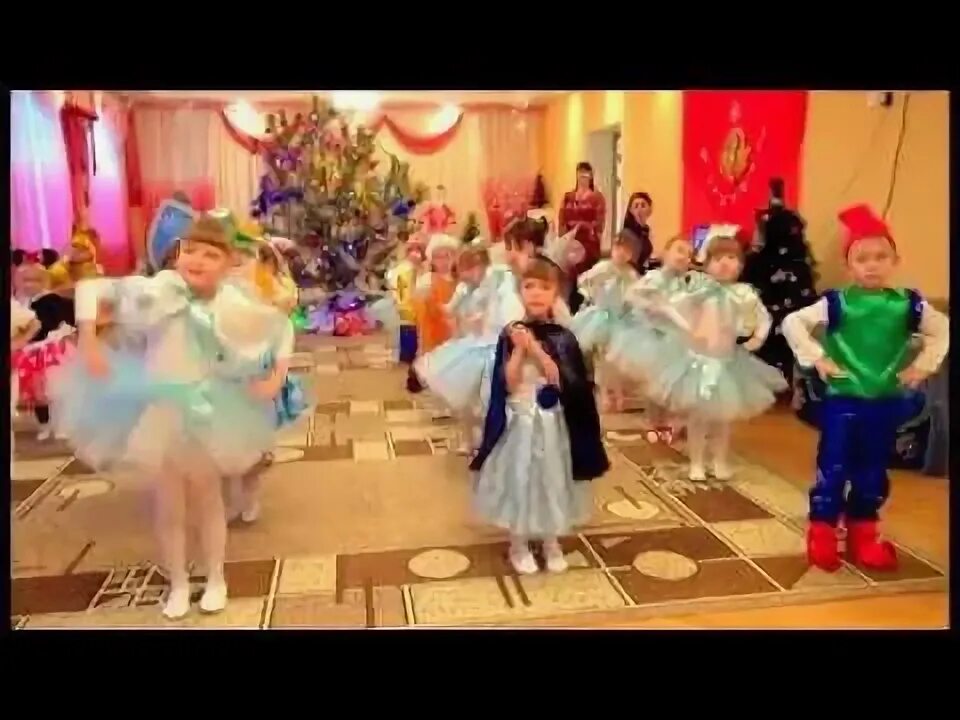 Танец снег и елки в детском. Танец снега в детском саду. Новогодние танцы для детей в подготовительной группе. Снег и ёлки ледяные горки танец. Снежинки на утреннике в садике.