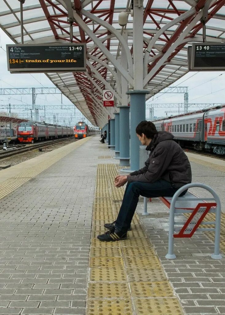 Чемоданы на перроне. Люди на перроне. Ждали на станции. Собака на перроне. Люди на вокзале.