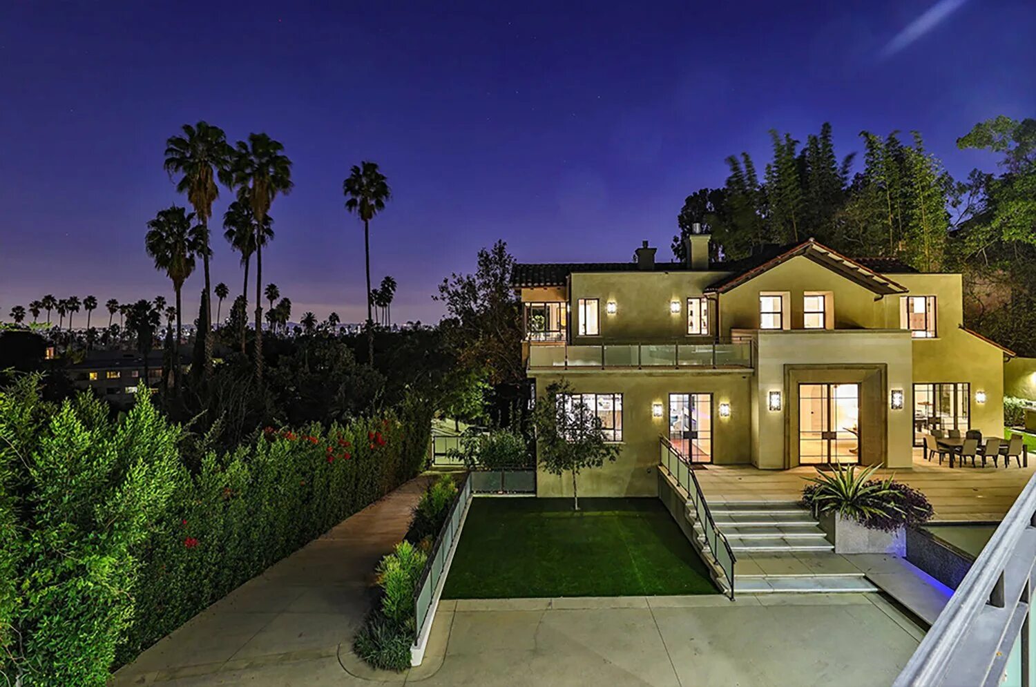 Дом Рианны в Лос Анджелесе. Калифорния Беверли Хиллз особняки. Особняк Лос Анджелес. Вилла в Лос Анджелесе Беверли Хиллс.