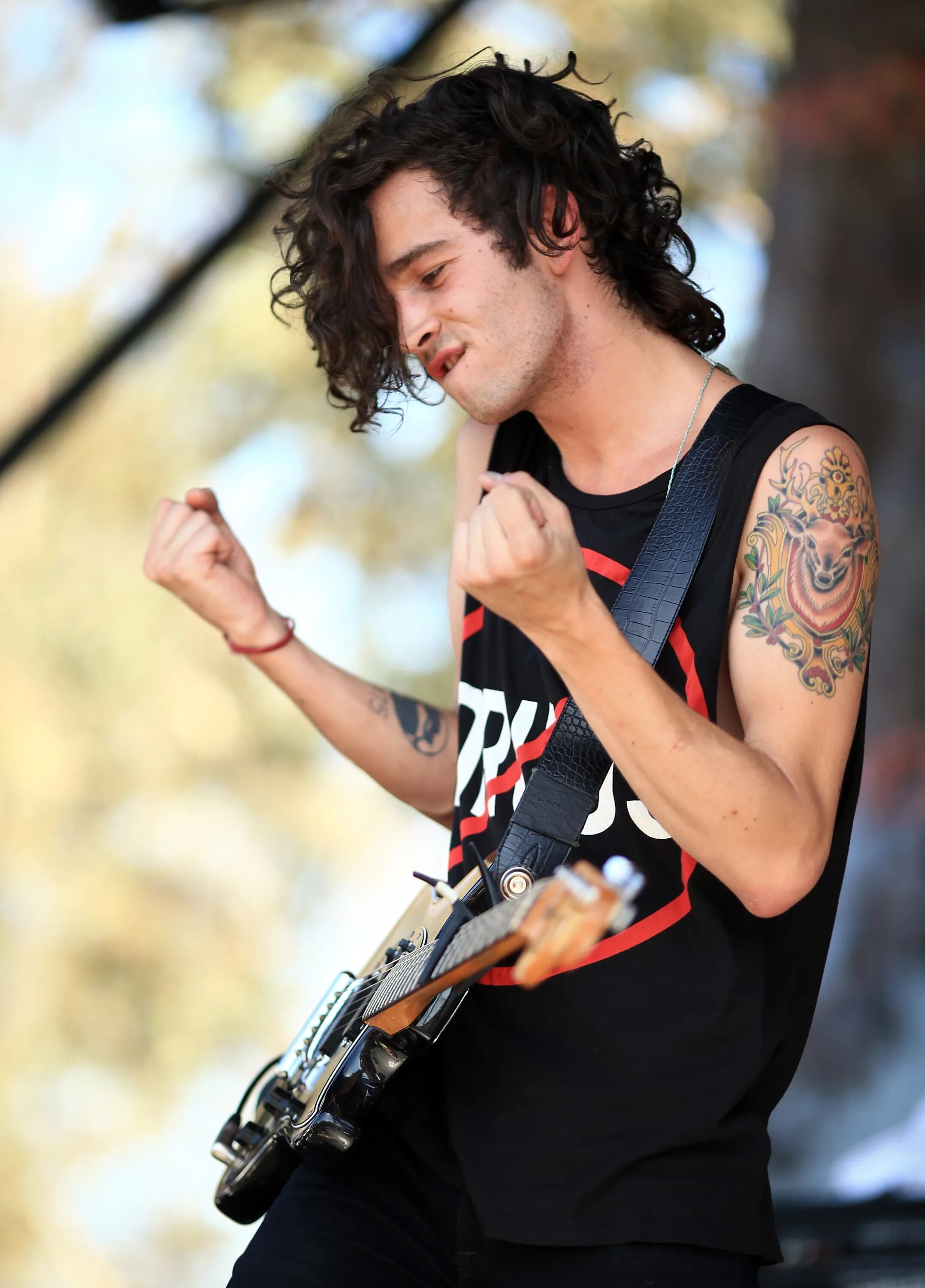 Джефф хили. The 1975 мэтти хили. мэтти робертс. matthew healy 2019. метью хили тату.