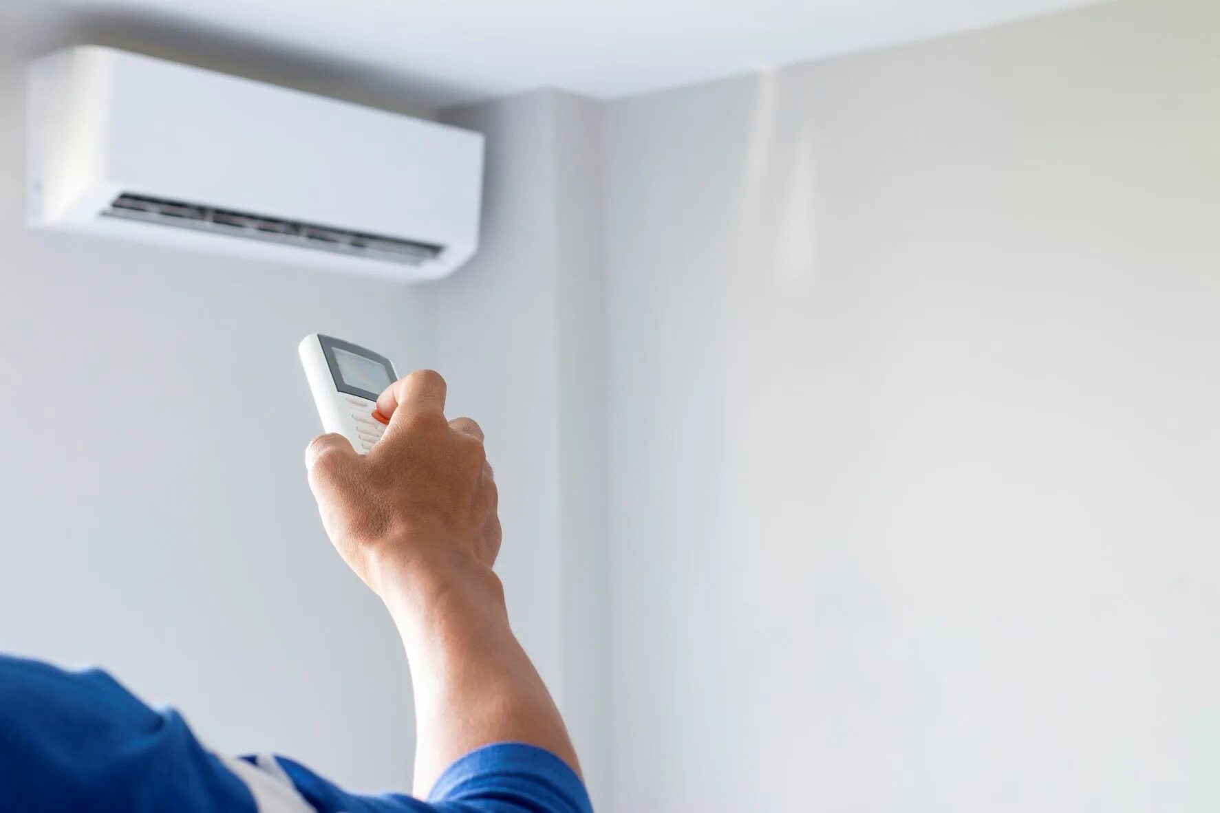 Стоит ли покупать сплит систему. Split System Air Conditioner. Кондиционер в доме. Встраиваемый кондиционер. Кондиционер в комнате.