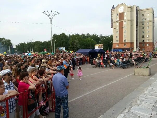 Стерлитамак новости дня. День города Стерлитамак 2020. Площадь перед ГДК Стерлитамак. Население Стерлитамака 2021. Население г Стерлитамак.