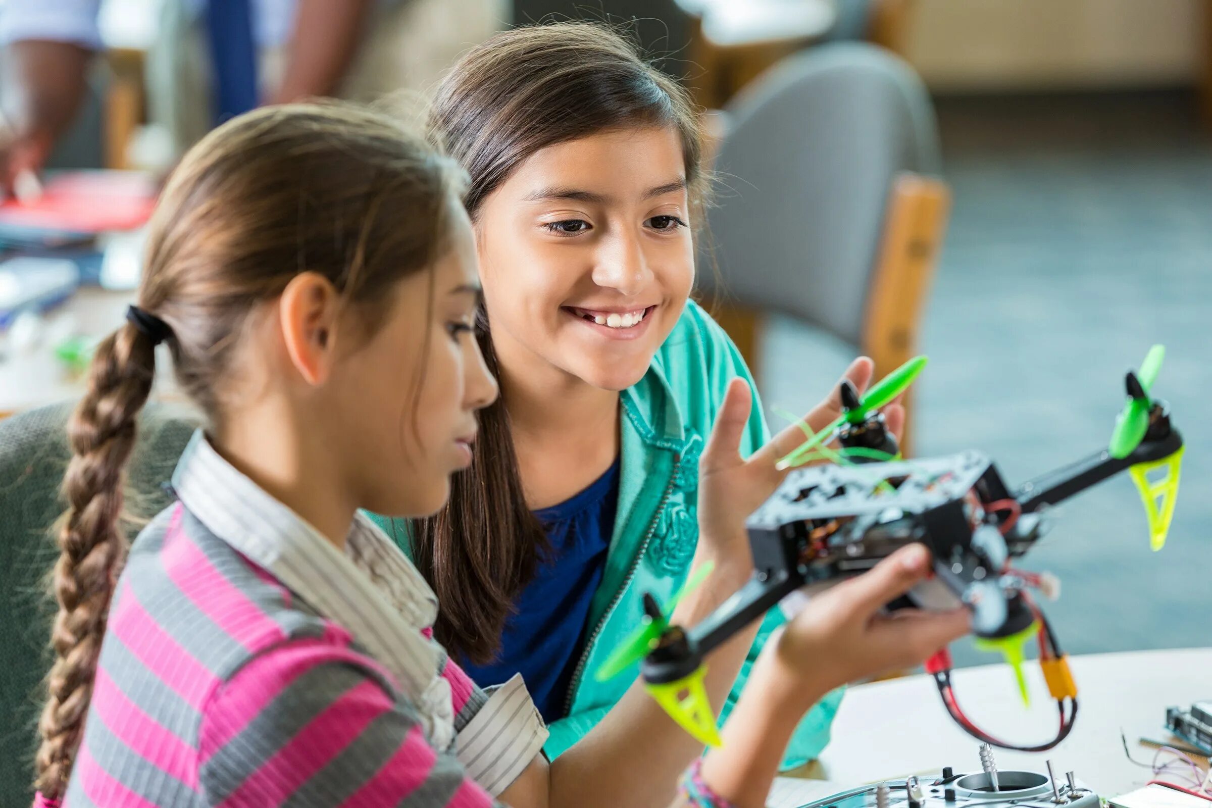 Робототехника для девочек. Роботы для детей. Инженерия для детей. Подростки наука. Educational programmes