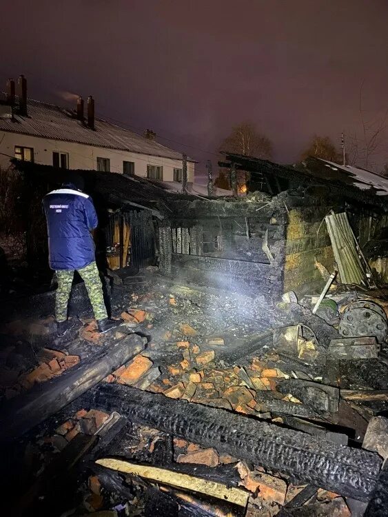 Пожар в калуге. Пожар боровск. Горящий дом. Осенняя. Разрушенный дом.