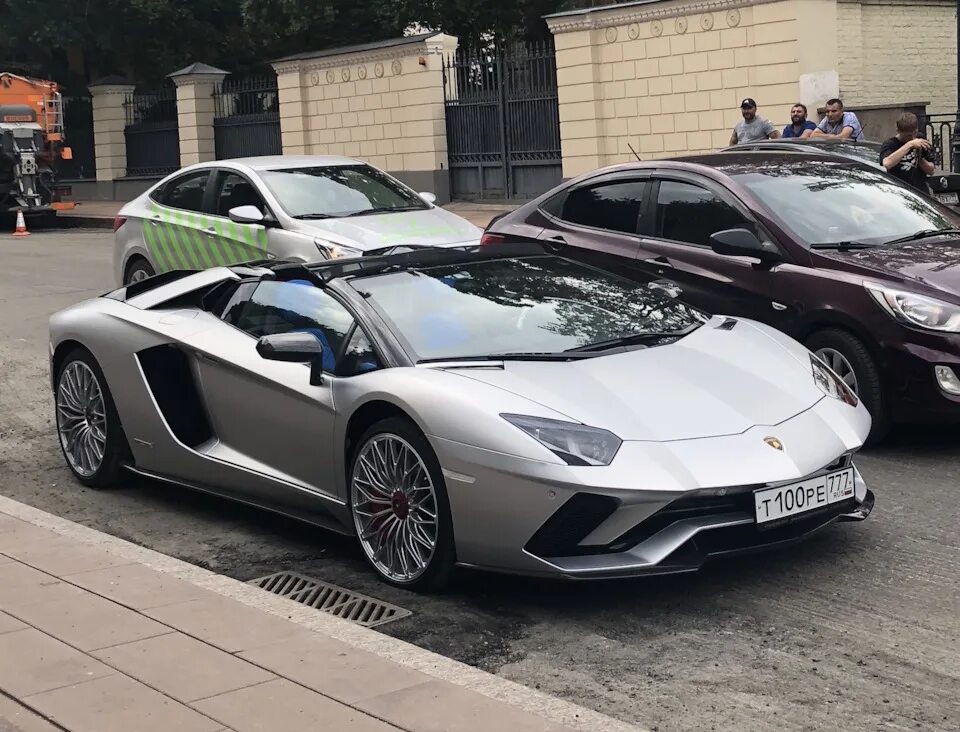 Lamborghini aventador lp700-4 2011. Lamborghini aventador sv 2017. Ламборгини с водителем. Lamborghini aventador sv в москве. Ламборджини авентадор в спб.