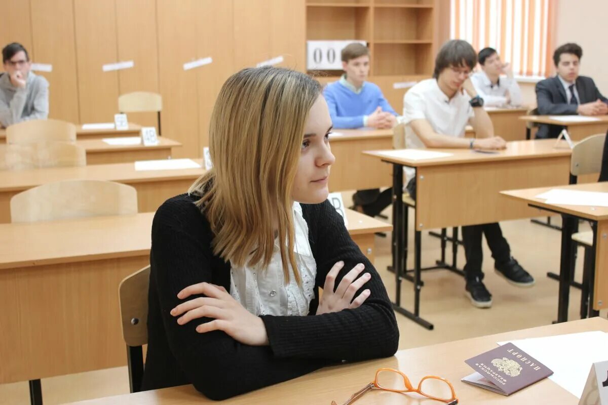 школьники на экзамене. подготовка к егэ реклама. лучшие школы егэ. лучшие школы егэ. ученик на экзамене.