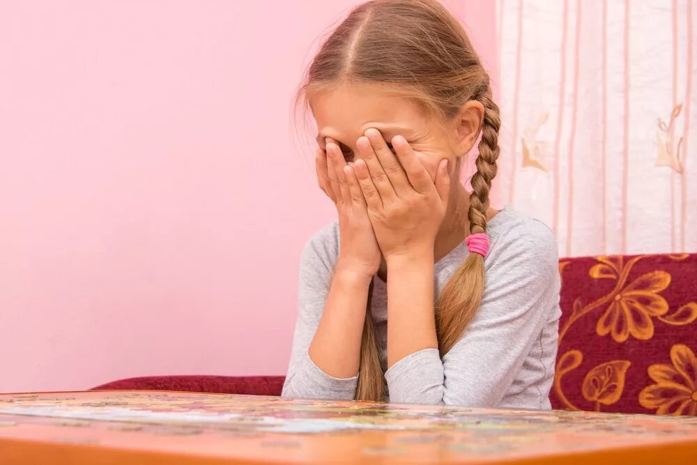 Плачущая девочка игра. Маленькая девочка рыдает. девочка плачет за столом. девочка плачет у доски. плачет на уроке.