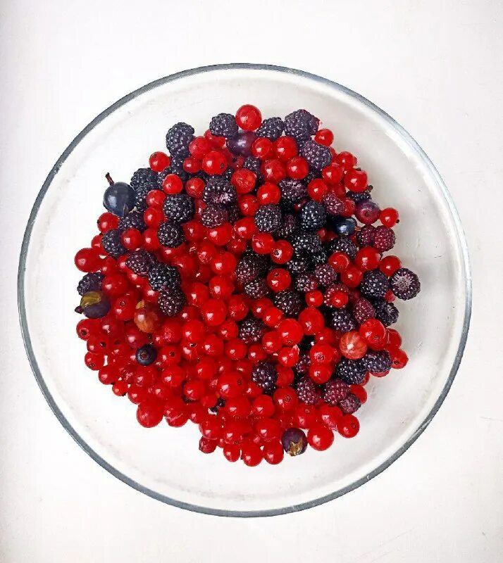 Витамины в фруктах и ягодах. Опасные ягоды. Витамины в ягодах. Фрукты содержащие витамин с. Ягоды содержат.