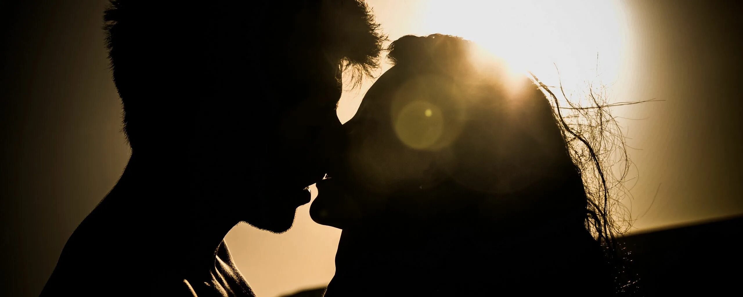 К чему снится поцелуй с незнакомым мужчиной. Поцелуй пары. Мужчина и женщина. Картинки про любовь. Обои на рабочий стол поцелуй.