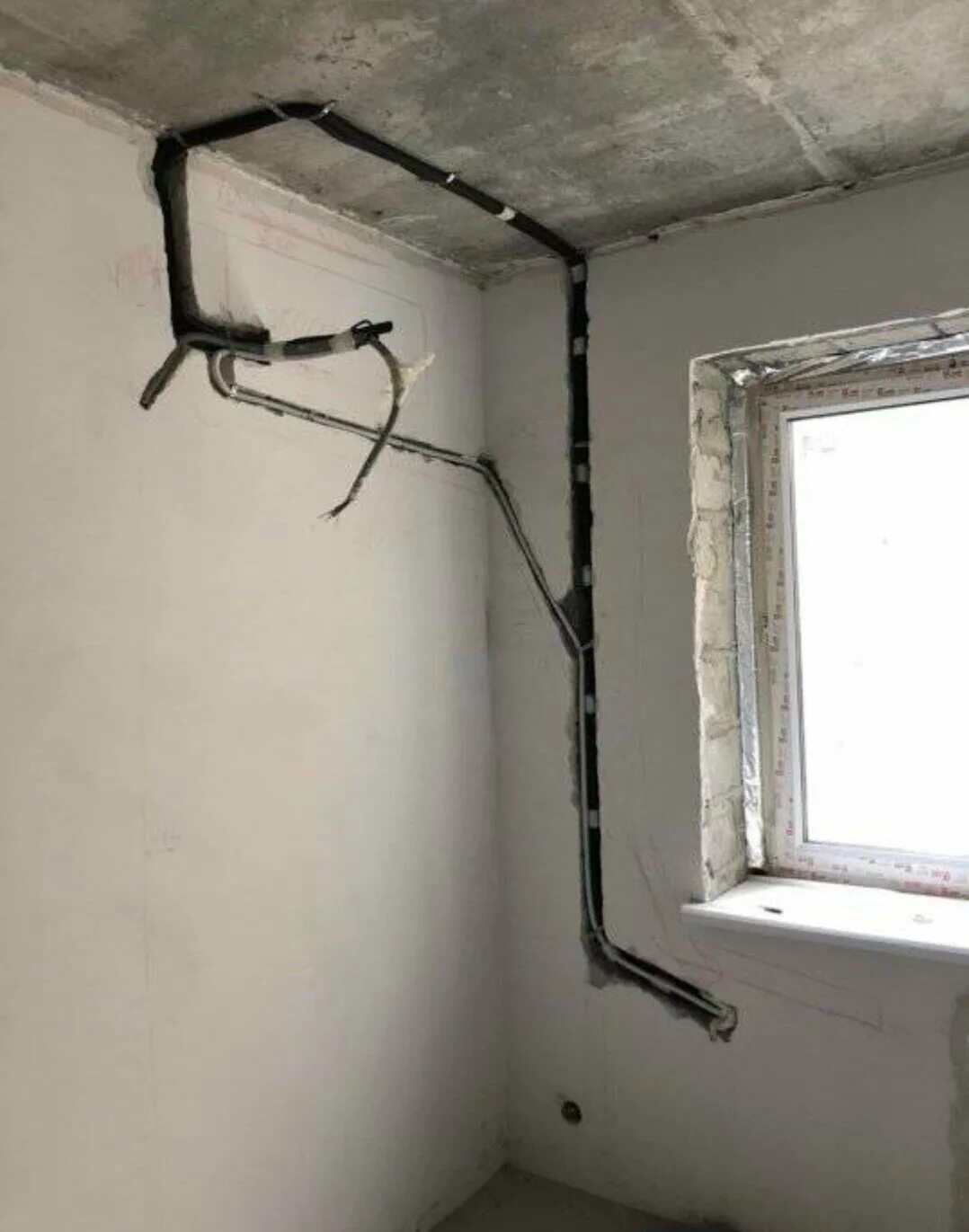 Штроба для кондиционера блок 70. Прокладки под кондиционер. Фреоновая магистраль для кондиционеров. Сплит внутренний блок предмонтаж. Прокладка трассы для сплит системы.