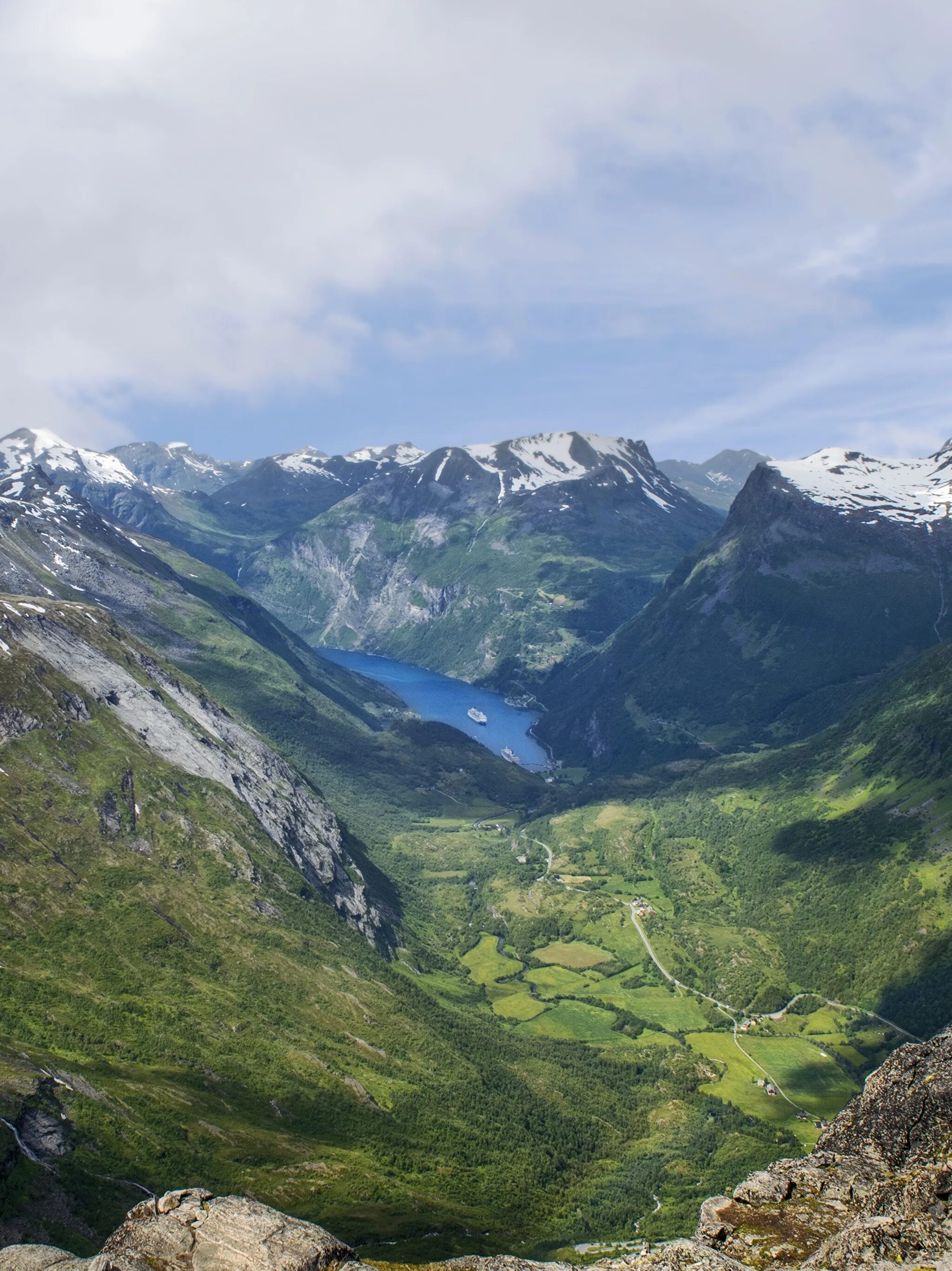Особенности рельефа норвегии. Рельеф Норвегии. Норвегия горный рельеф. Горы без снега. Рельеф Норве.