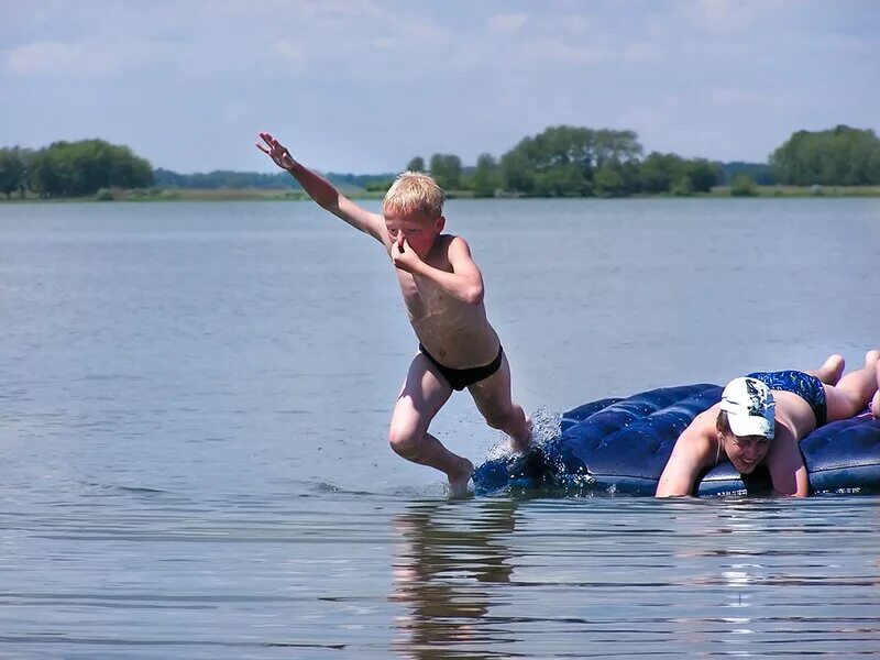 Купания мая. Купание в водоемах. Опасности на водоемах летом. Дети купаются в реке. Дети летом на воде.