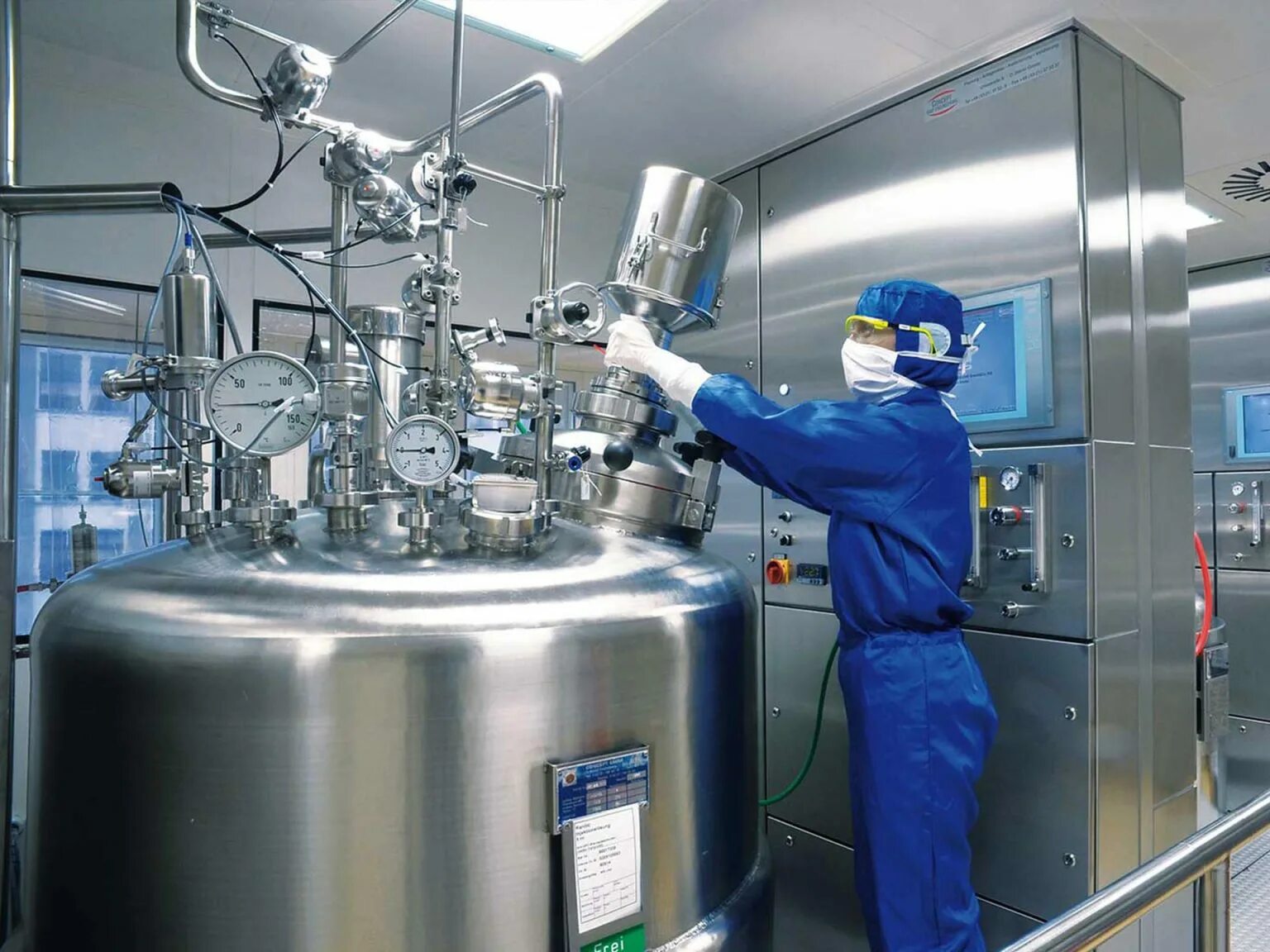 оборудование химических производств. оборудование на заводе. производители оборудования для химических производств. производство фармацевтических субстанций. промышленная система обратного осмоса.