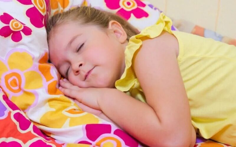 Сонная девушка. Девушка спит в кровати. Девушка спит. Спящие подруги. Голубой пирог фильм 2006.