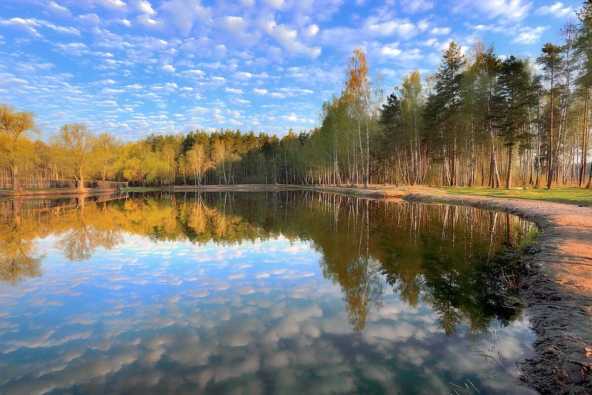 Рассвет на озере. Майский пейзаж. Майское озеро. Первое мая озеро