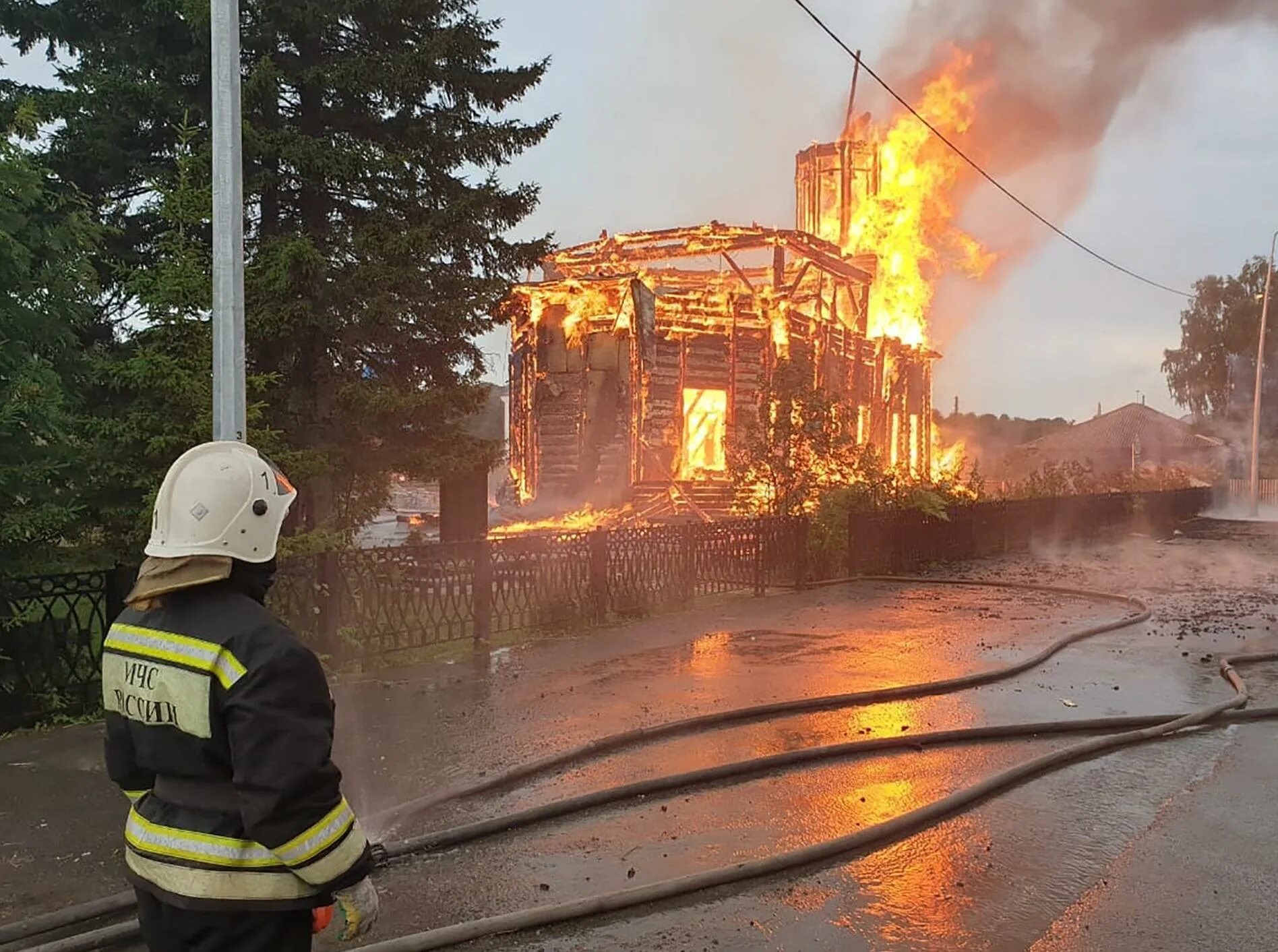 Город после пожара. Пожар Церковь Зоркальцево. Пожар в Зоркальцево Томской области. Горящее здание.