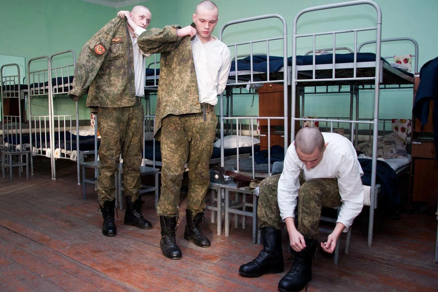 Подъем воинской части. Подъем солдат в армии. Тревога в воинской части. Утренний подъем в армии.