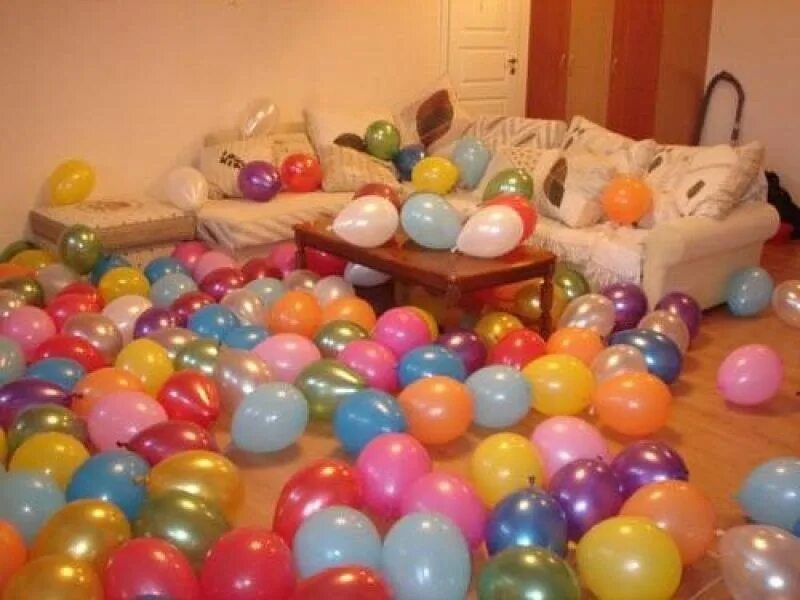 Купить дом шарами. Шары в комнате. Воздушные шары в комнате. Украсить комнату шарами. Украсить комнату шариками.