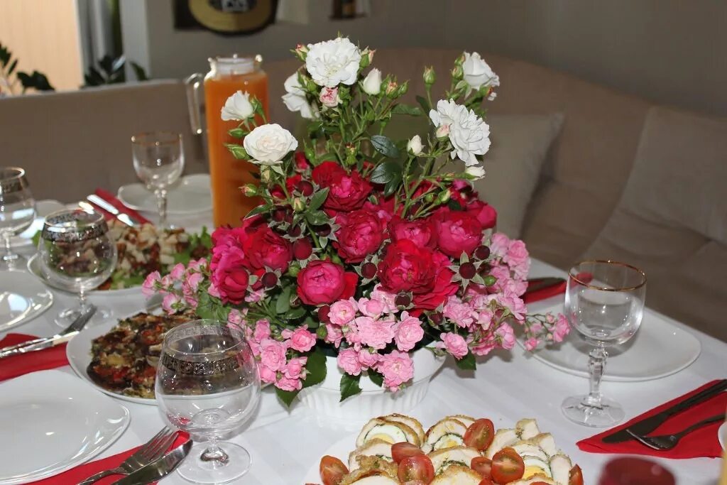Цветы на праздничном столе. Цветы для сервировки стола. Сервировка стола с цветами. Цветы на столе в ресторане. Памятный стол