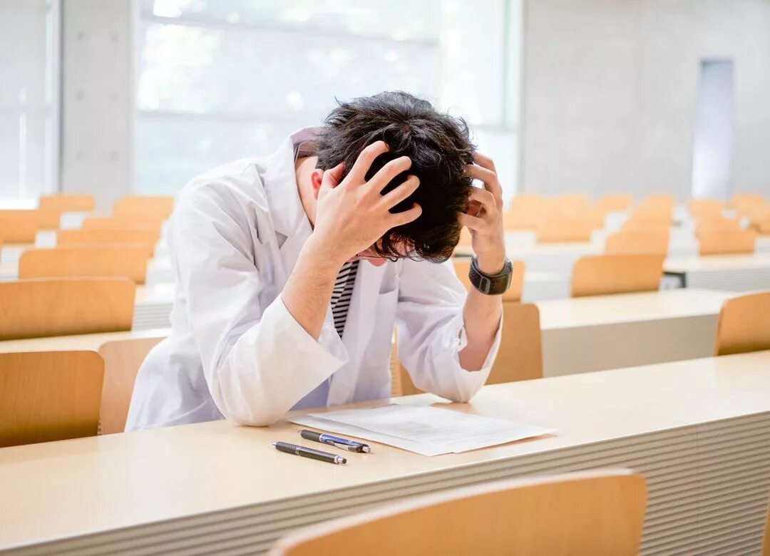 Stressed student. Человек в стрессе. Стресс у студентов. Эмоциональное выгорание у студентов. Усталость студентов.