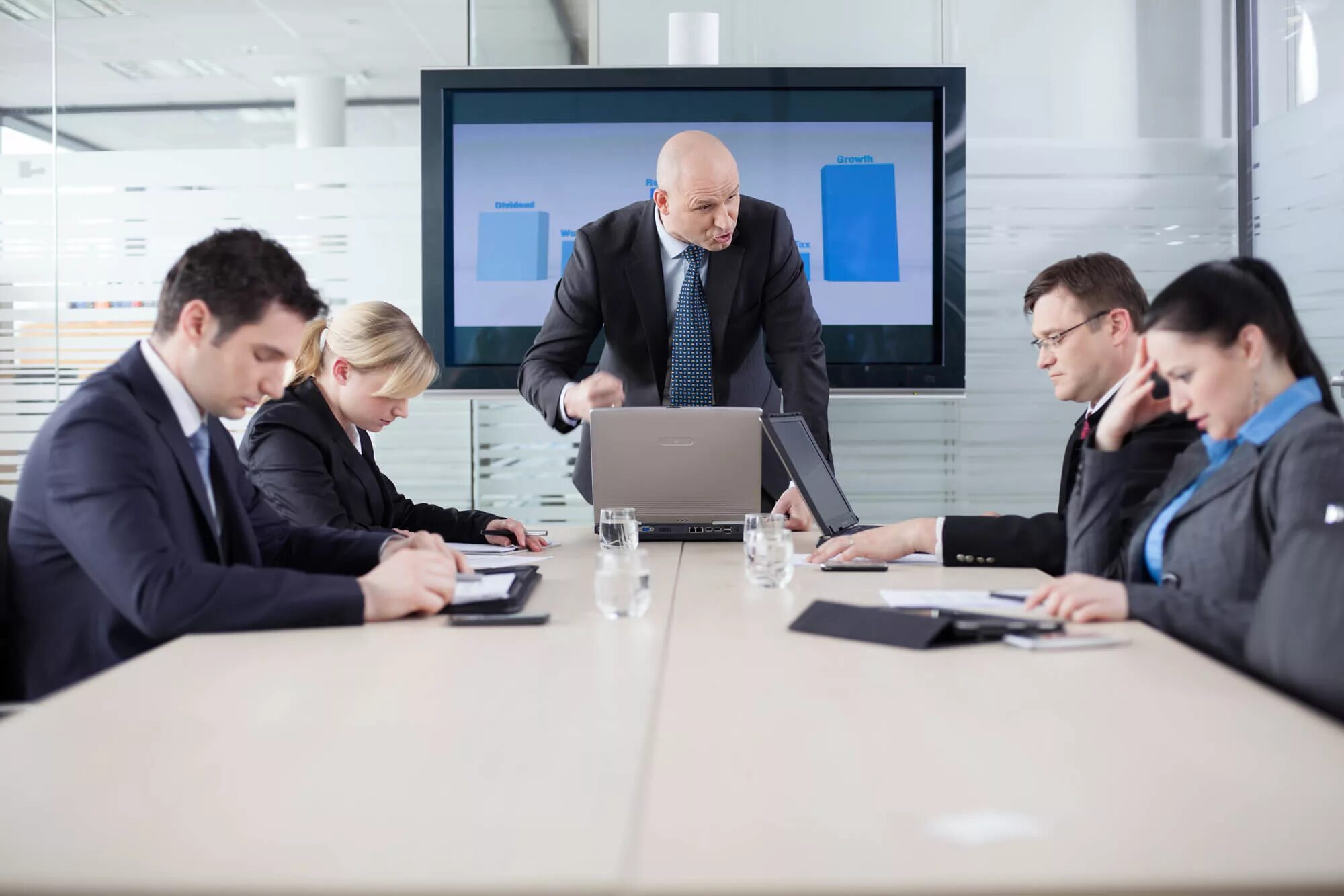 Совещание директоров. Руководитель с подчиненными. Начальник и подчиненные. Демократичный начальник. Руководитель предприятия учреждения.