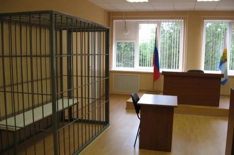 Клетка для подсудимых. Суд решетка. Буйные подсудимые в суде. Суд решетка. Кабина изолирующая модульная пулестойкая для подсудимы.