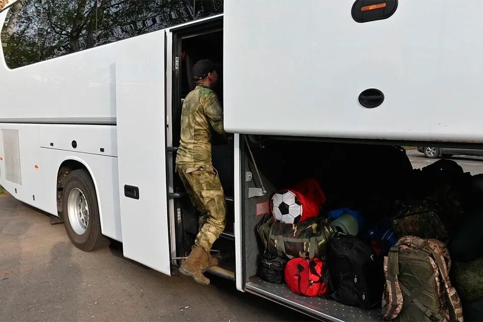 Очередная группа контрактников отправилась в зону. Фото контрактников на Украине. Парень контрактник отправляют на сво.