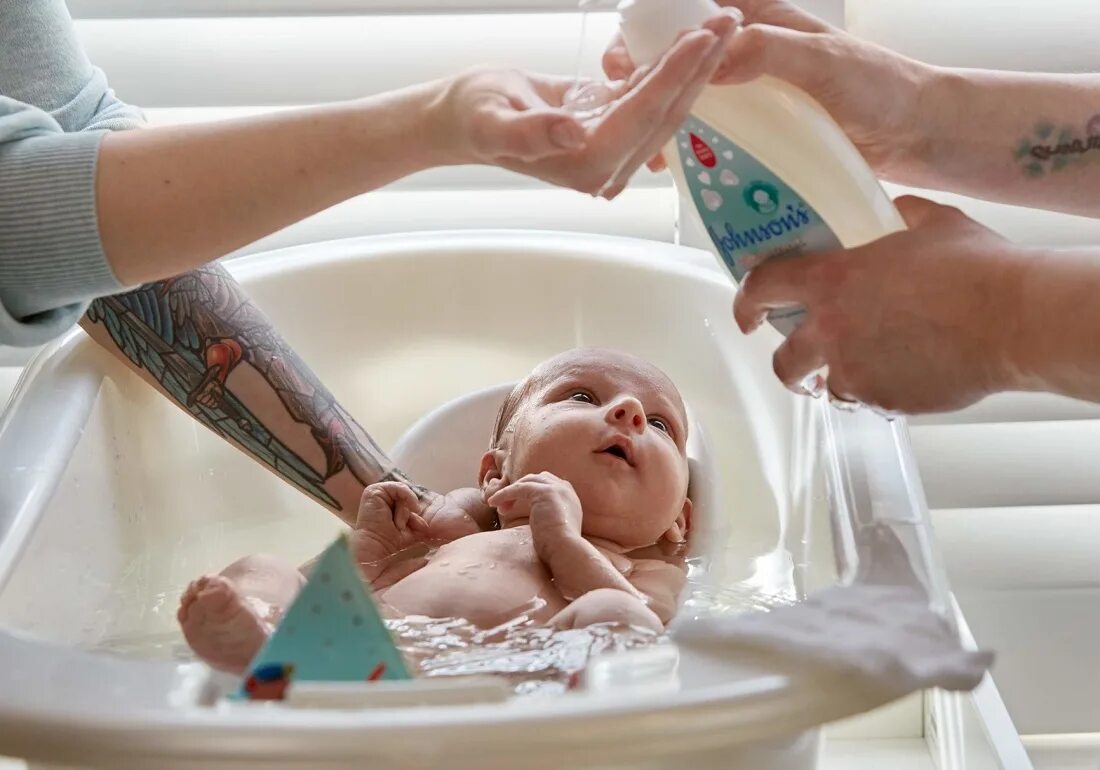 купается в ванной. можно ребенка купать в соли. соль для ванн в фильтр пакетах. можно ребенка купать в соли. лечебные ванны для новорожденных.