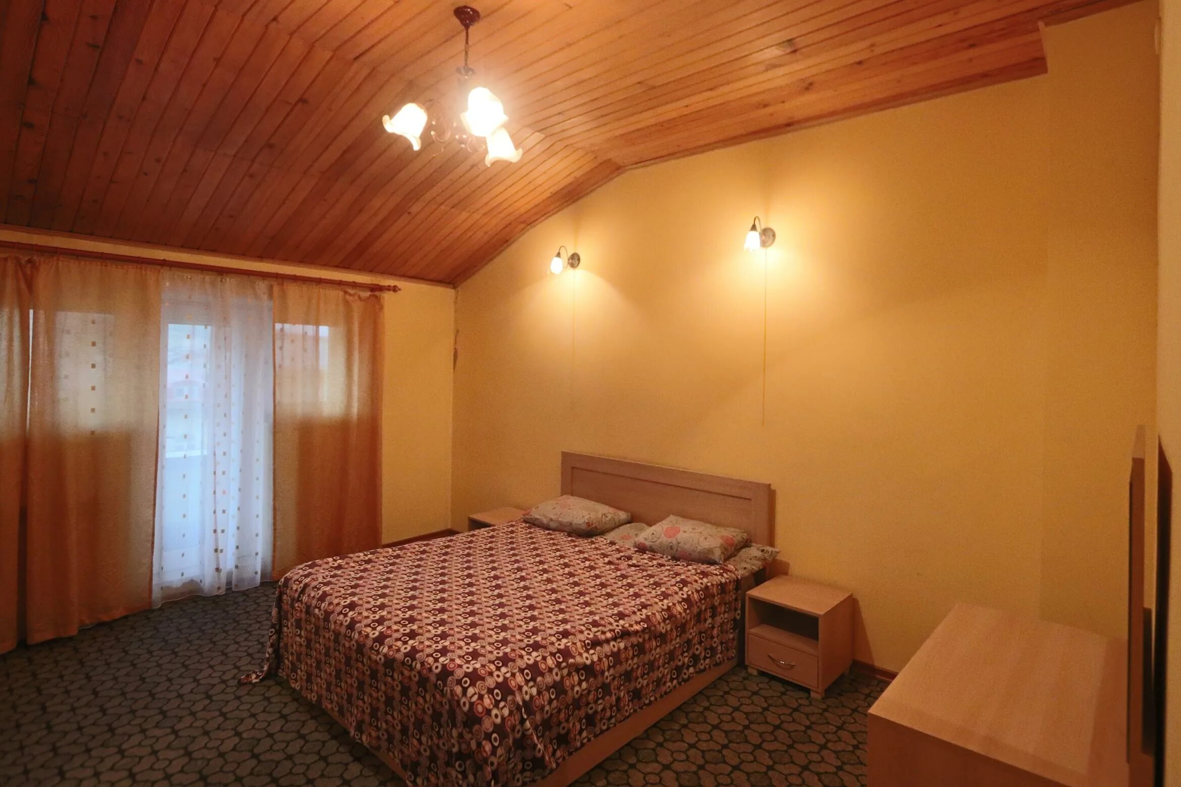 Вход в армянскую квартиру. Ереван сниму. Суточный квартира в ереване. Комфортное жилье. Квартира студия в ереване.