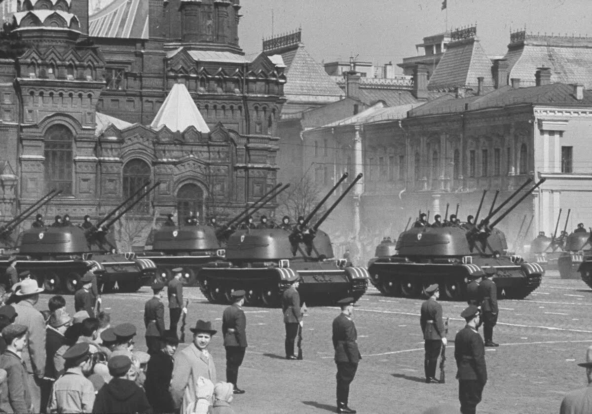 Парад советских. Парад победы 1946 москва. парад на красной площади 9 мая 1945. парад победы 1970 в москве.